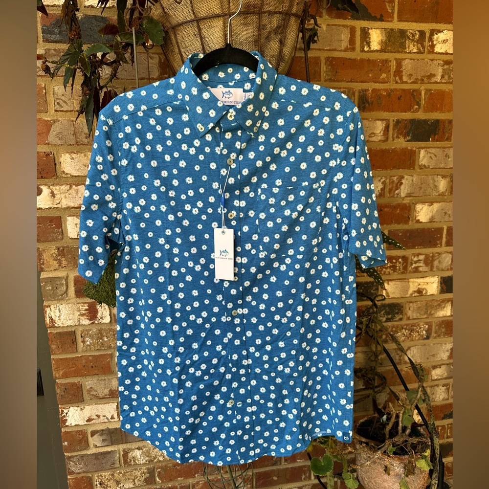 Southern Tide men’s size small sport shirt. “Poppin poppies” heather Atlantic bl